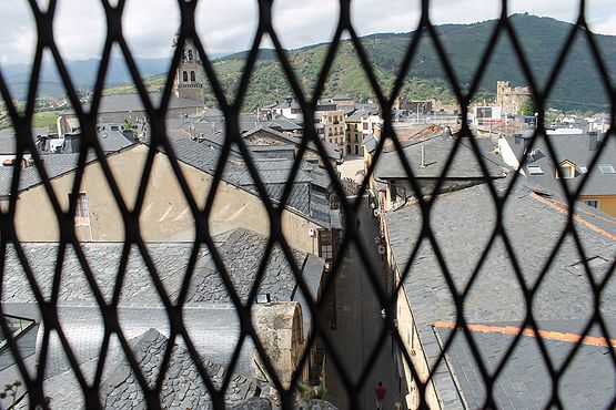 Desde el enrejado, unos ojos al casco antiguo por el que pocos han mirado alguna vez