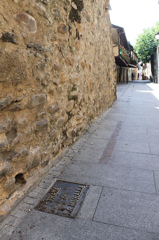 Restos de la muralla, que es la base de la torre