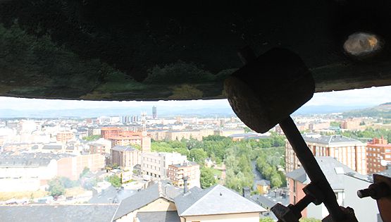El martillo del campanario con la ciudad al fondo