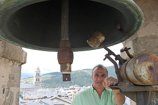 Desde el campanario, con el casco antiguo al fondo, y Eusebio Cotado, el custodio de la torre