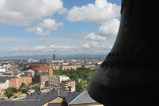 Ya en el campanario, vistas y martillo para el latir de las horas de Ponferrada