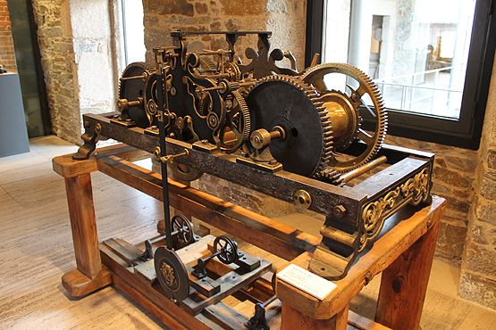 Antigua maquinaria, donada en 1920 por MSP. Hoy en el Museo del Bierzo, a pocos metros de su antigua ubicación y función