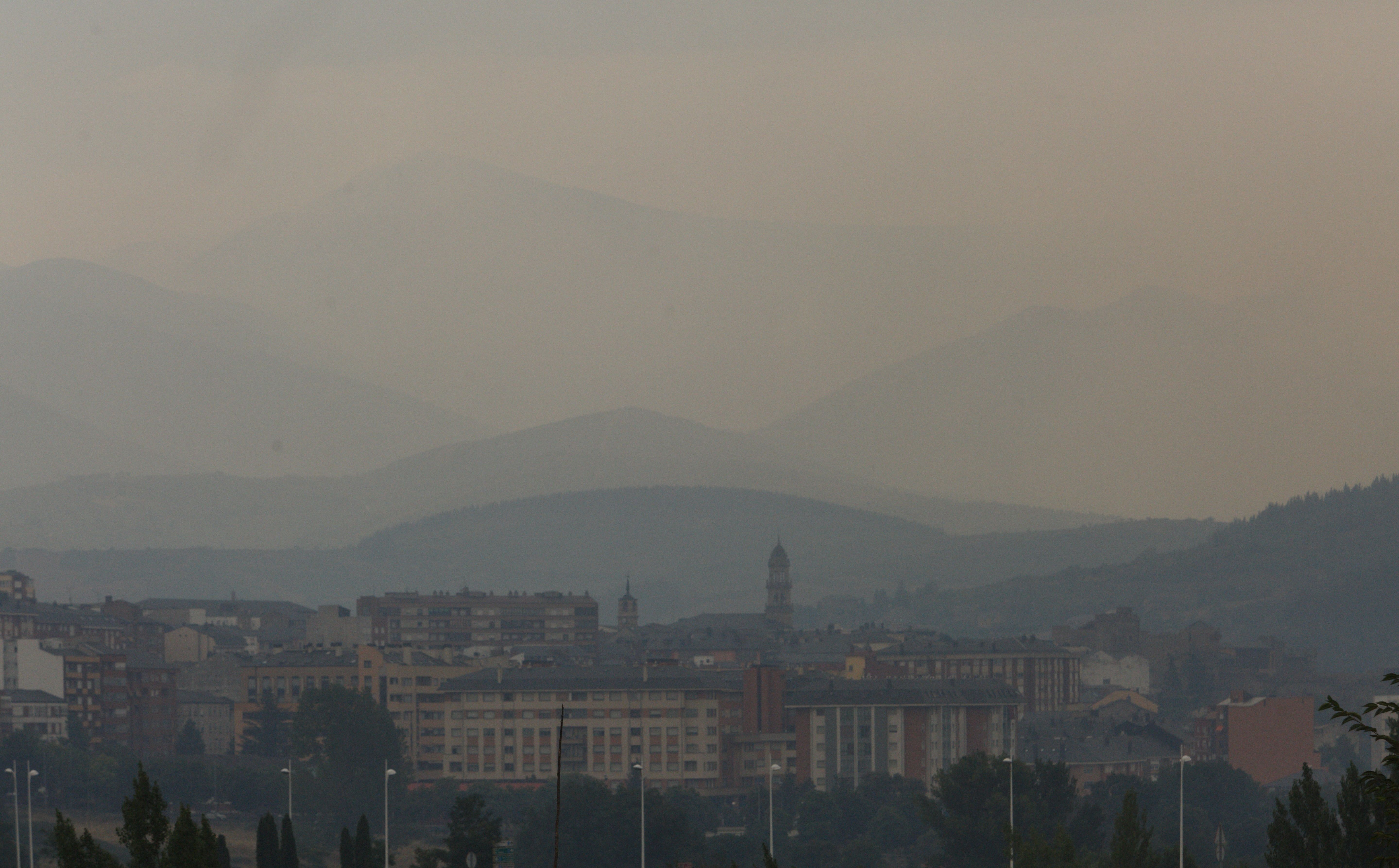 La ciudad de Ponferrada cubierta de humo por los diferentes incendios que hay en la comarca del Bierzo