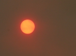 El sol luce en el Bierzo de un rojo intenso debido al humo de los incendios