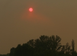 El sol luce en el Bierzo de un rojo intenso debido al humo de los incendios
