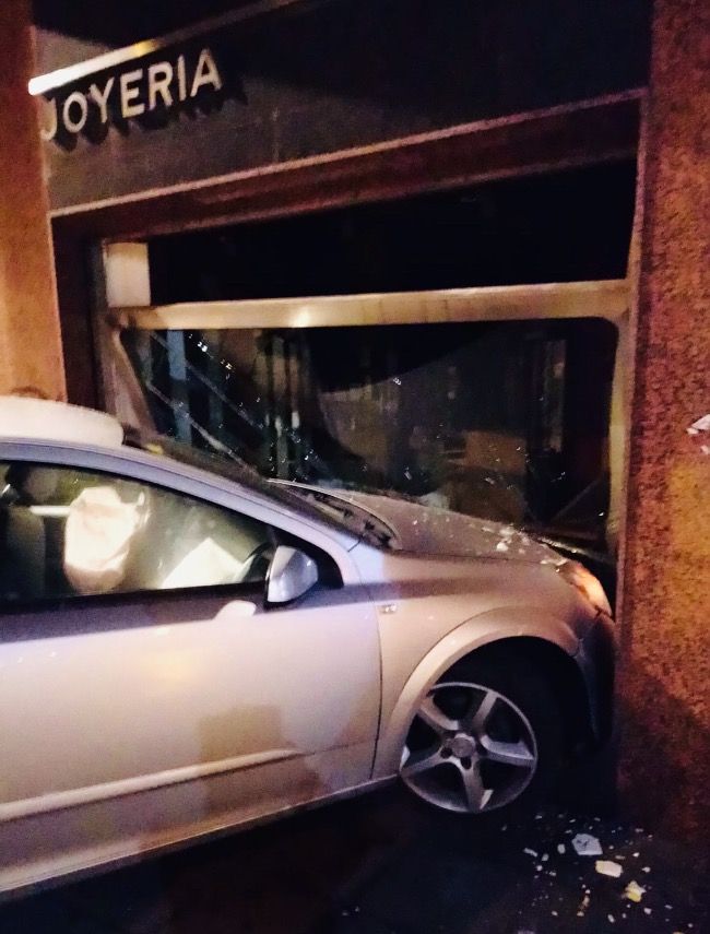 Un conductor de 23 años ebrio estrella su contra el escaparate la Joyería Álvarez del centro de Ponferrada