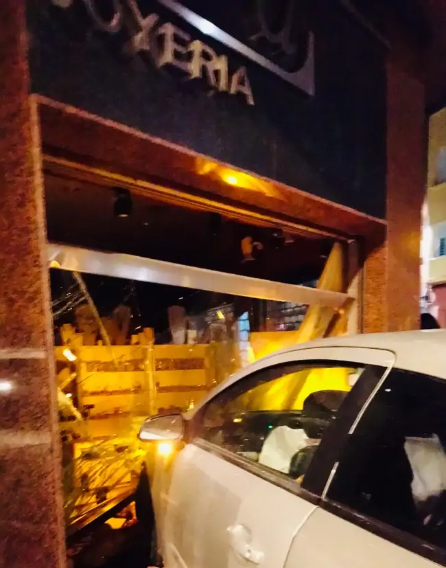 Un conductor de 23 años ebrio estrella su contra el escaparate la Joyería Álvarez del centro de Ponferrada