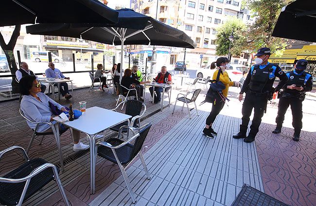 Del café 'desconfinado' a las 'cervecitas' de tarde, la Policía de Ponferrada que se cumplan las normas