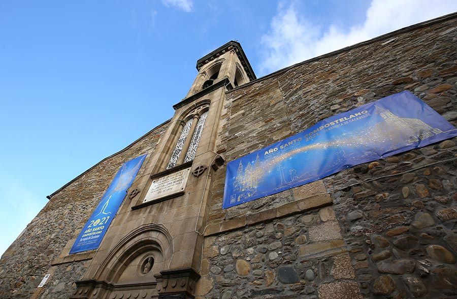 Cacabelos da la bienvenida al Año Santo 2021 con dos lonas con motivos  jacobeos en la fachada de la iglesia parroquial