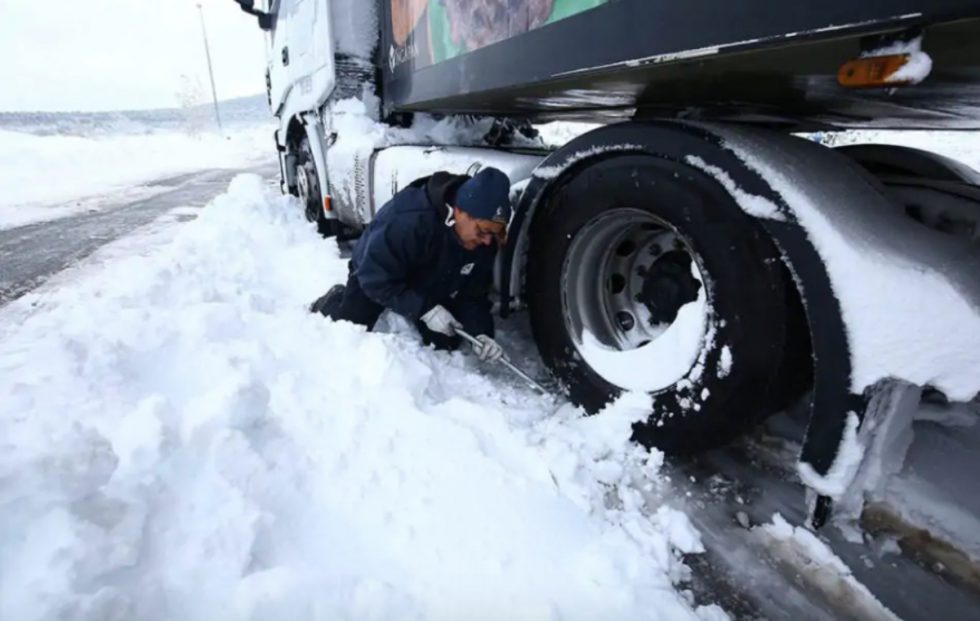 servidor pirámide Asumir La nieve impide la circulación por una docena de carreteras y puertos de  montaña de las provincias de León y Burgos