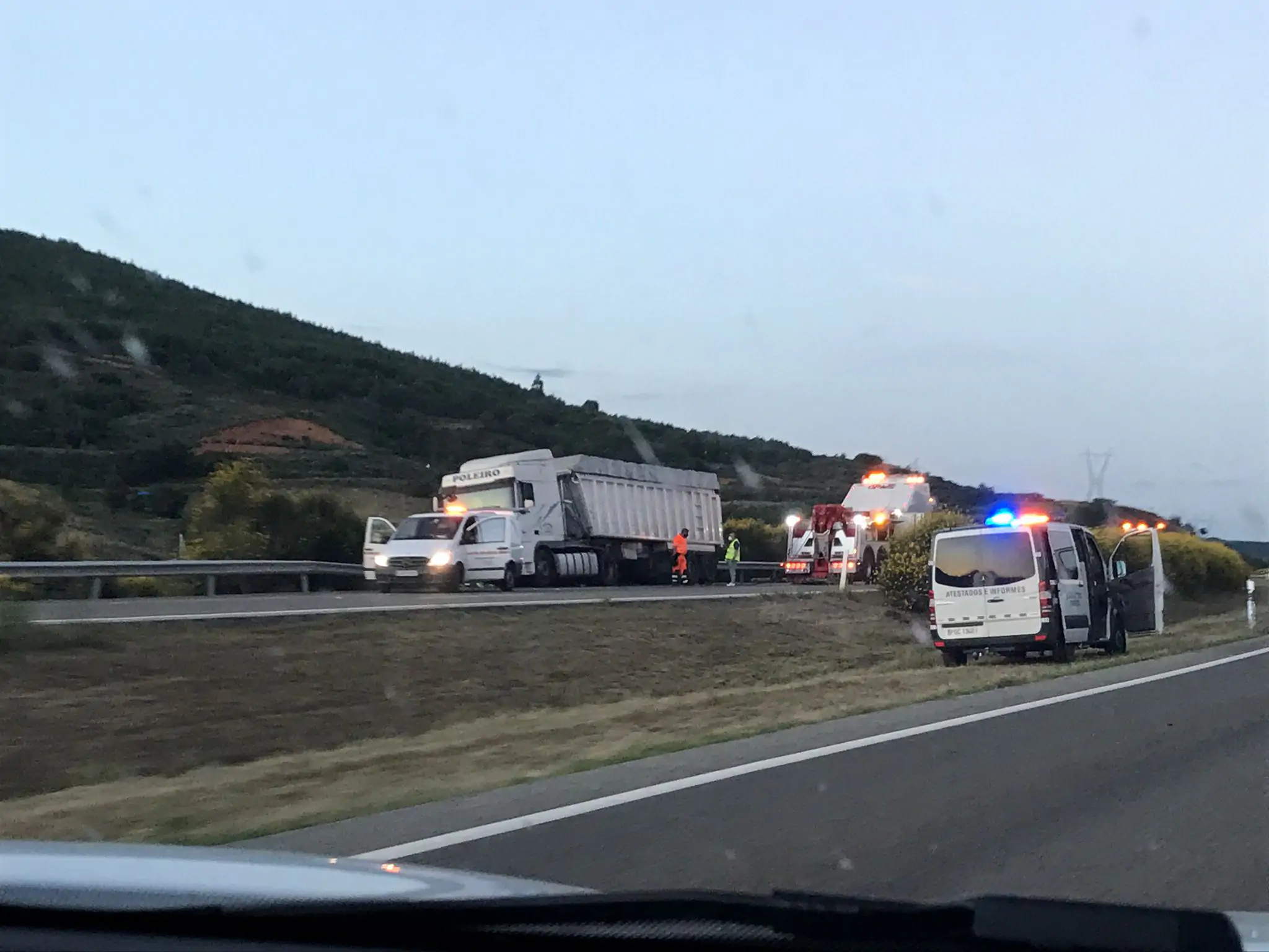 Dos muertos y un herido arrollados por un camión en la A-6 en Folgoso 5 PHOTO 2021 06 25 22 10 00.jpg