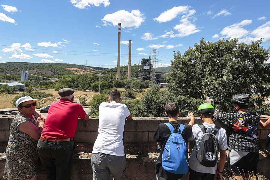 VÍDEO / Derribo de una de las chimeneas de la central térmica de La Robla