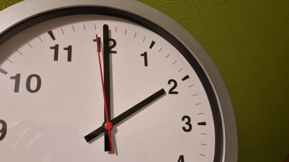 Inactivo Gimnasia tuberculosis Recuerda que esta noche se atrasa el reloj una hora con el horario de  invierno
